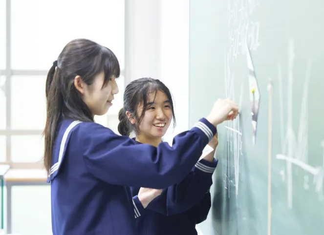 女子生徒二人が会話している様子